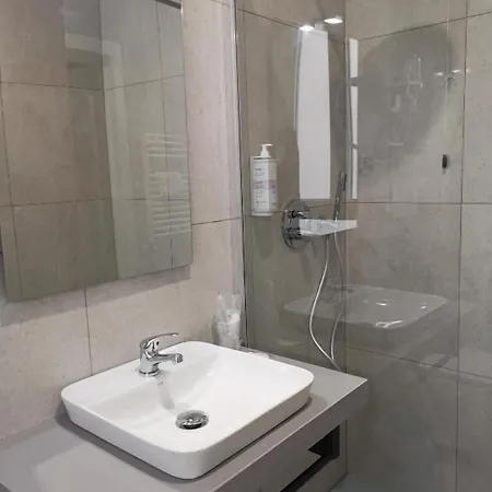 Hotell Csi Group - Station 3*